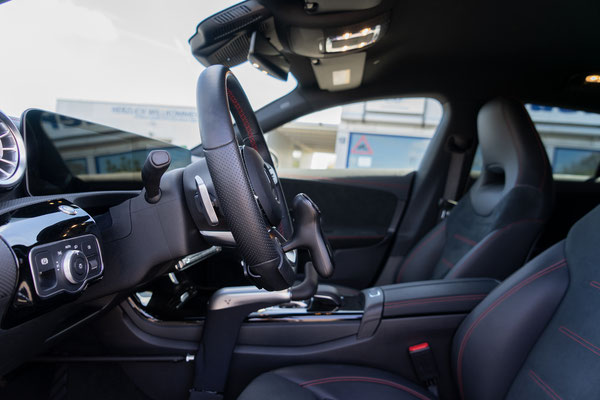 Behindertengerechter Mercedes Benz CLA 200, Selbstfahrerumbau, MFD, Handbediengerät, Transferhilfe, Rutschbrett, Sodermanns