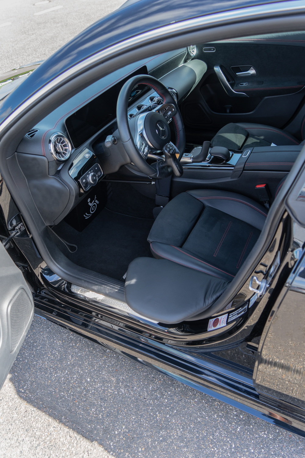 Behindertengerechter Mercedes Benz CLA 200, Selbstfahrerumbau, MFD, Handbediengerät, Transferhilfe, Rutschbrett, Sodermanns