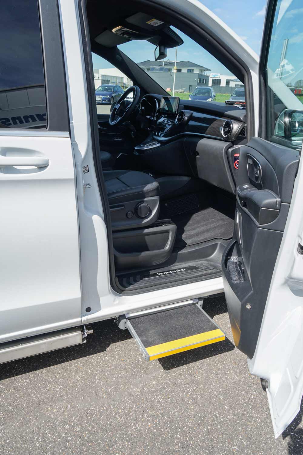 Behindertengerechter Mercedes Benz V 250, Selbstfahrerumbau, seitlicher Kassettenlift, elektrische Trittstufe, Handgerät, MFD, Sodermanns