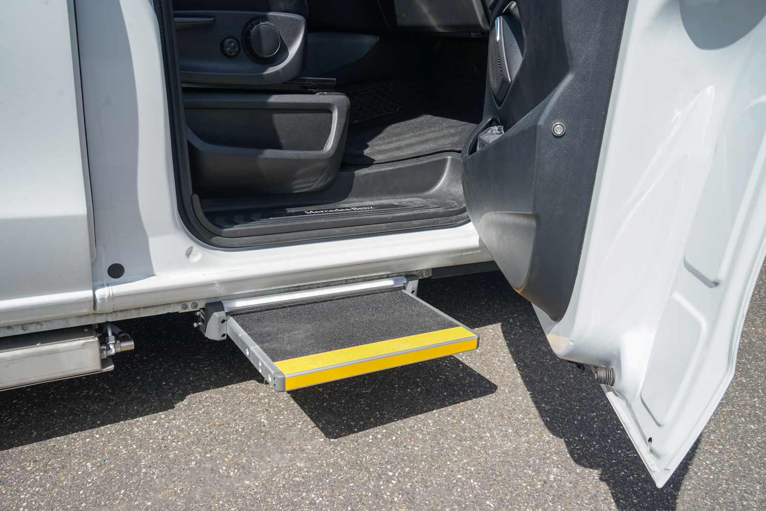 Behindertengerechter Mercedes Benz V 250, Selbstfahrerumbau, seitlicher Kassettenlift, elektrische Trittstufe, Handgerät, MFD, Sodermanns