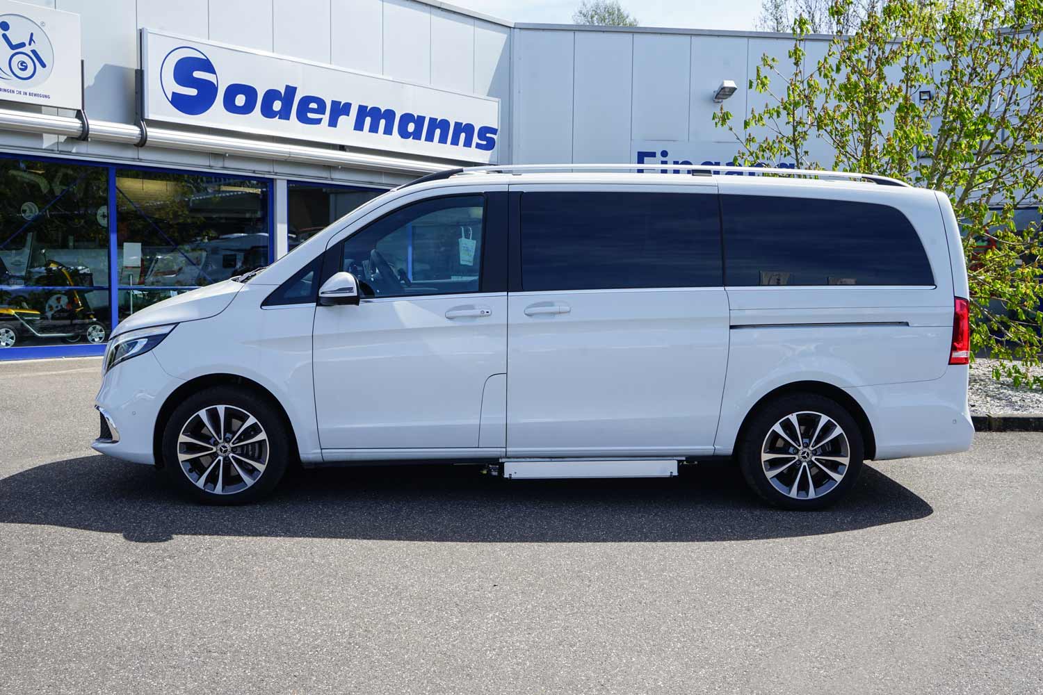 Behindertengerechter Mercedes Benz V 250, Selbstfahrerumbau, seitlicher Kassettenlift, elektrische Trittstufe, Handgerät, MFD, Sodermanns