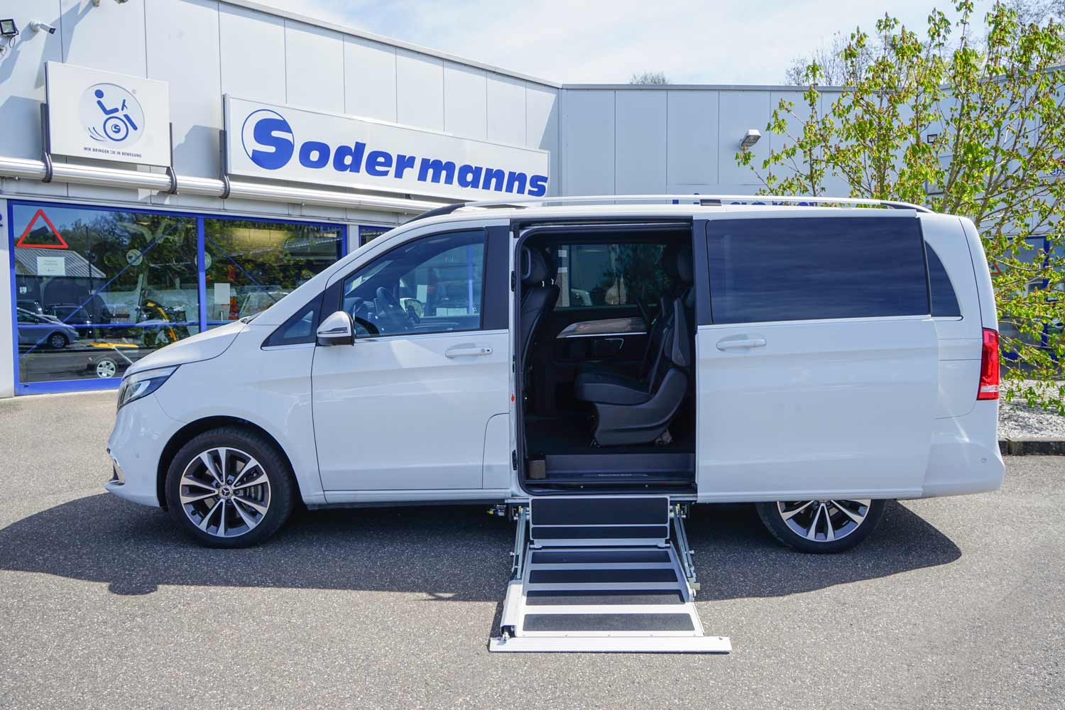 Behindertengerechter Mercedes Benz V 250, Selbstfahrerumbau, seitlicher Kassettenlift, elektrische Trittstufe, Handgerät, MFD, Sodermanns
