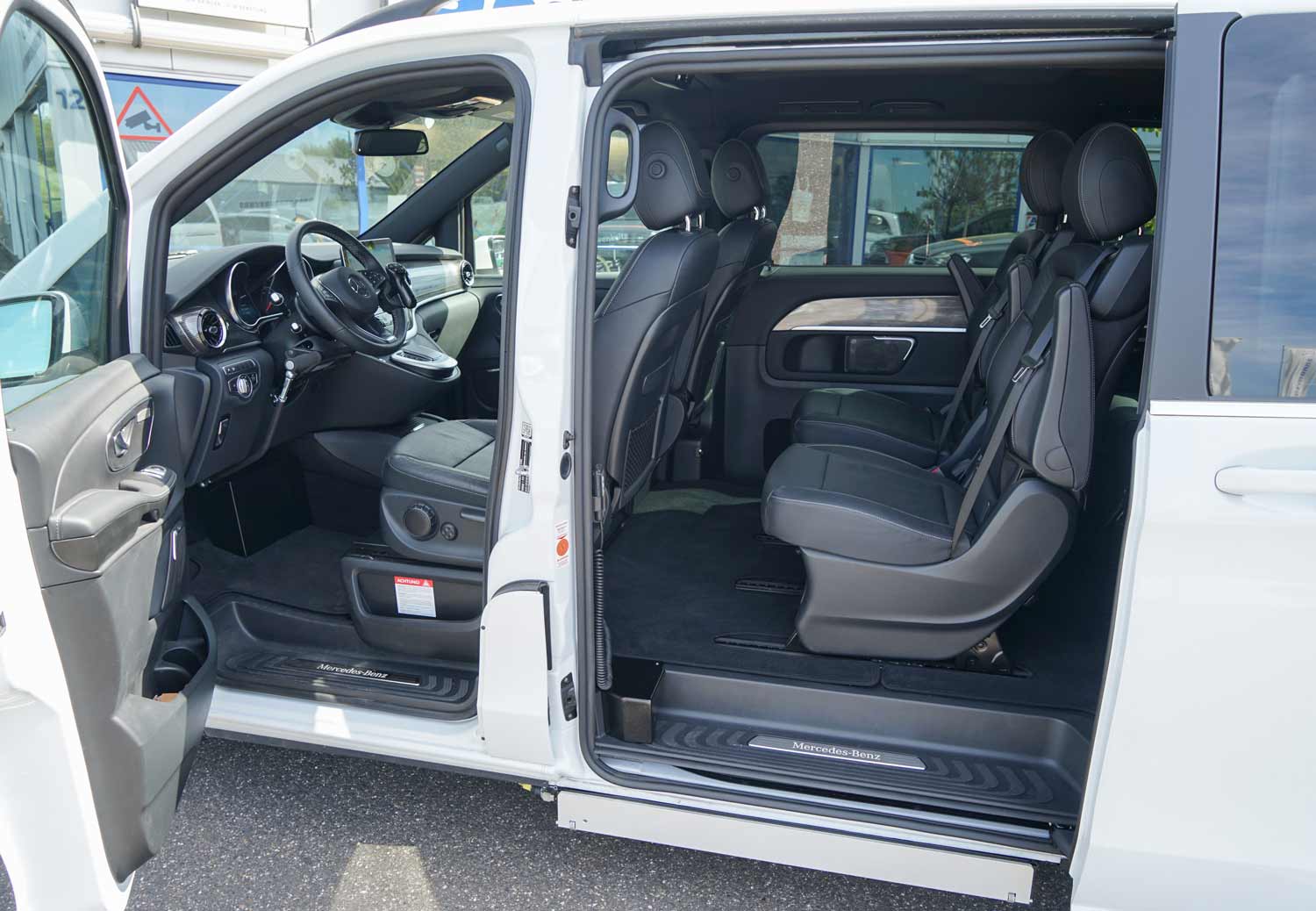 Behindertengerechter Mercedes Benz V 250, Selbstfahrerumbau, seitlicher Kassettenlift, elektrische Trittstufe, Handgerät, MFD, Sodermanns