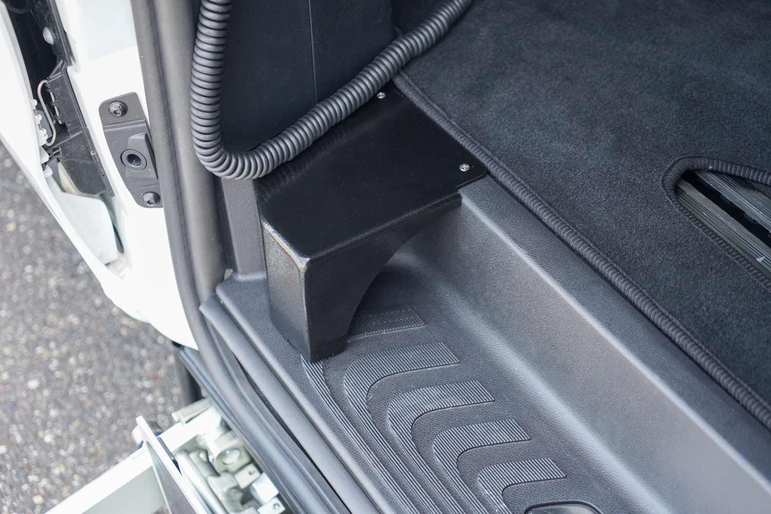 Behindertengerechter Mercedes Benz V 250, Selbstfahrerumbau, seitlicher Kassettenlift, elektrische Trittstufe, Handgerät, MFD, Sodermanns