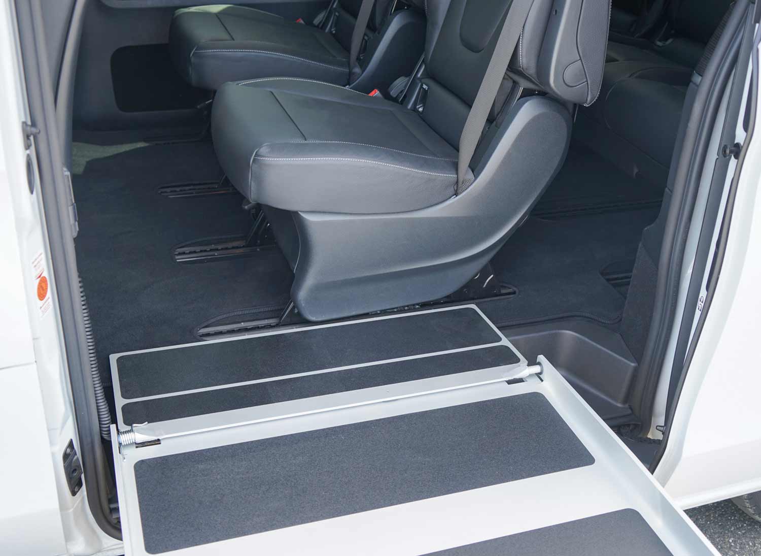 Behindertengerechter Mercedes Benz V 250, Selbstfahrerumbau, seitlicher Kassettenlift, elektrische Trittstufe, Handgerät, MFD, Sodermanns