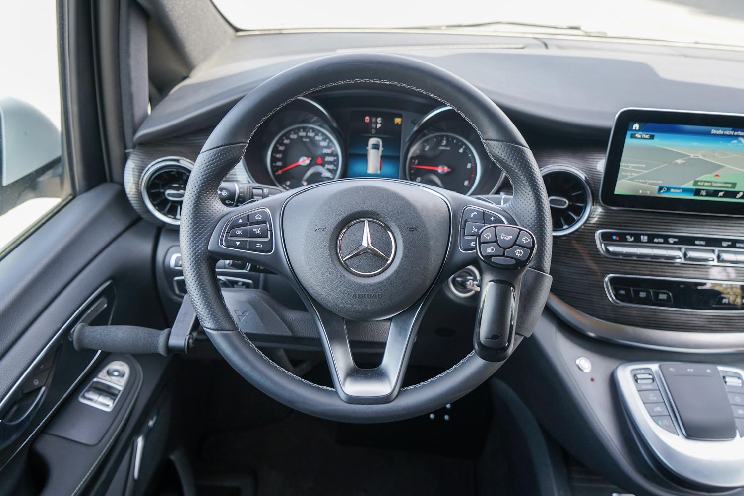 Behindertengerechter Mercedes Benz V 250, Selbstfahrerumbau, seitlicher Kassettenlift, elektrische Trittstufe, Handgerät, MFD, Sodermanns