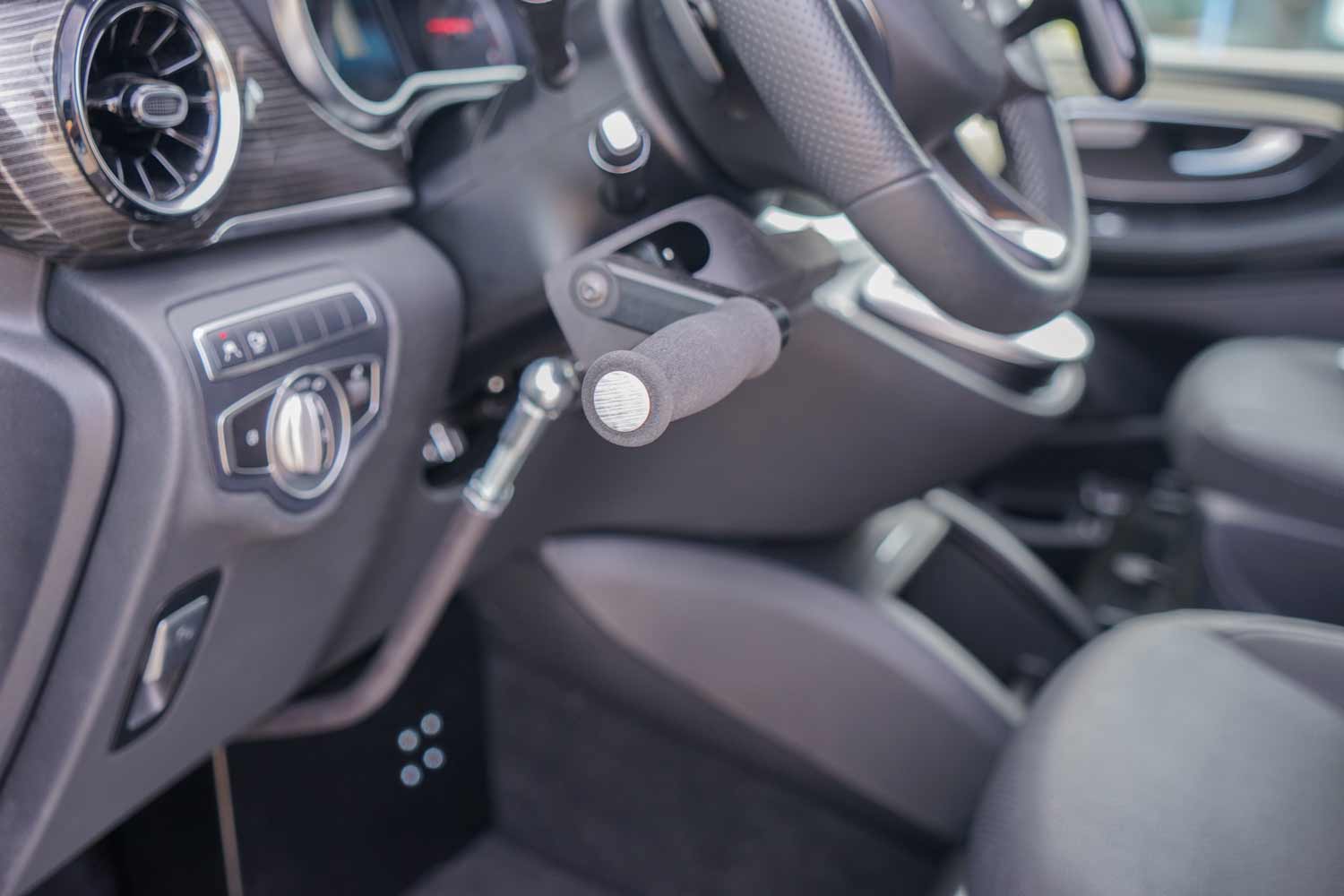 Behindertengerechter Mercedes Benz V 250, Selbstfahrerumbau, seitlicher Kassettenlift, elektrische Trittstufe, Handgerät, MFD, Sodermanns