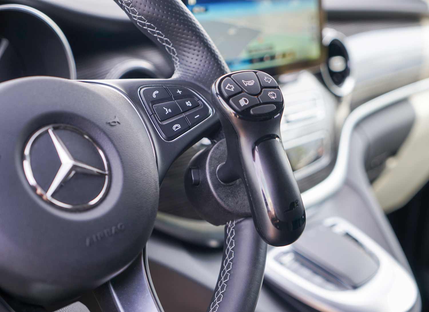 Behindertengerechter Mercedes Benz V 250, Selbstfahrerumbau, seitlicher Kassettenlift, elektrische Trittstufe, Handgerät, MFD, Sodermanns