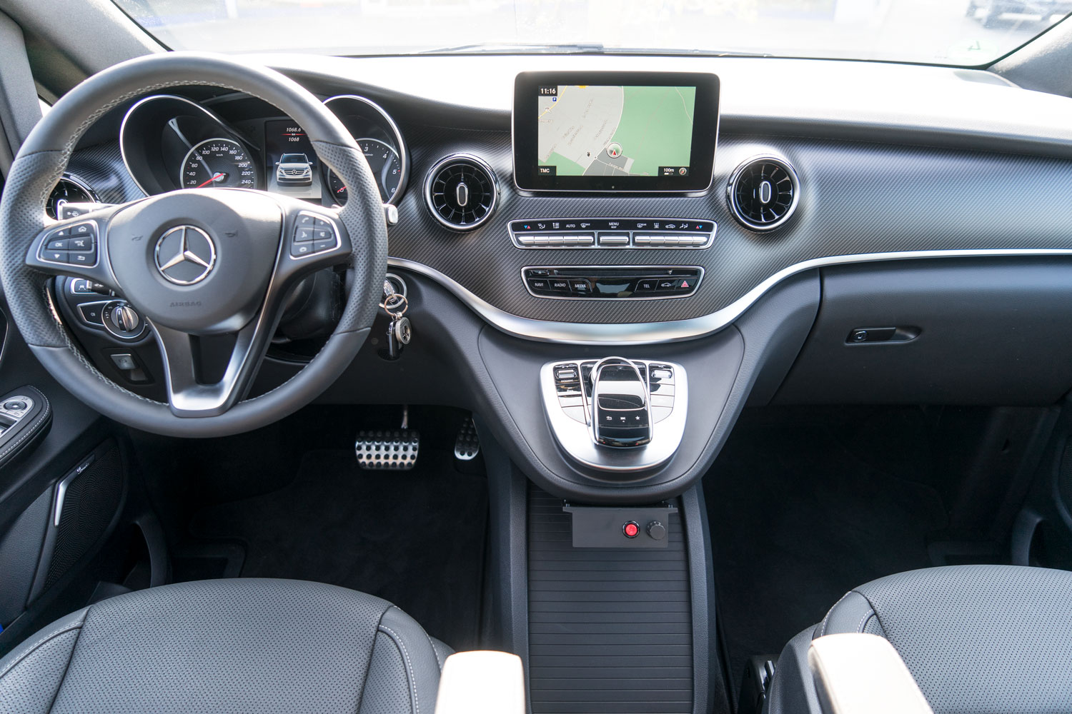 Behindertengerechter Mercedes Benz V 300 D, Beifahrerumbau, Heckeinstieg, Future safe, Kopf- Rückenstütze, Dockingstation, Gegensprechanlage, Sodermanns