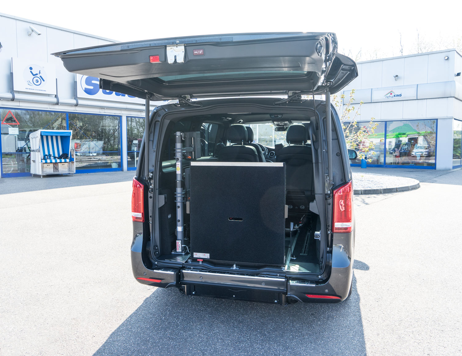 Behindertengerechter Mercedes Benz V 300 D, Beifahrerumbau, Heckeinstieg, Future safe, Kopf- Rückenstütze, Dockingstation, Gegensprechanlage, Sodermanns