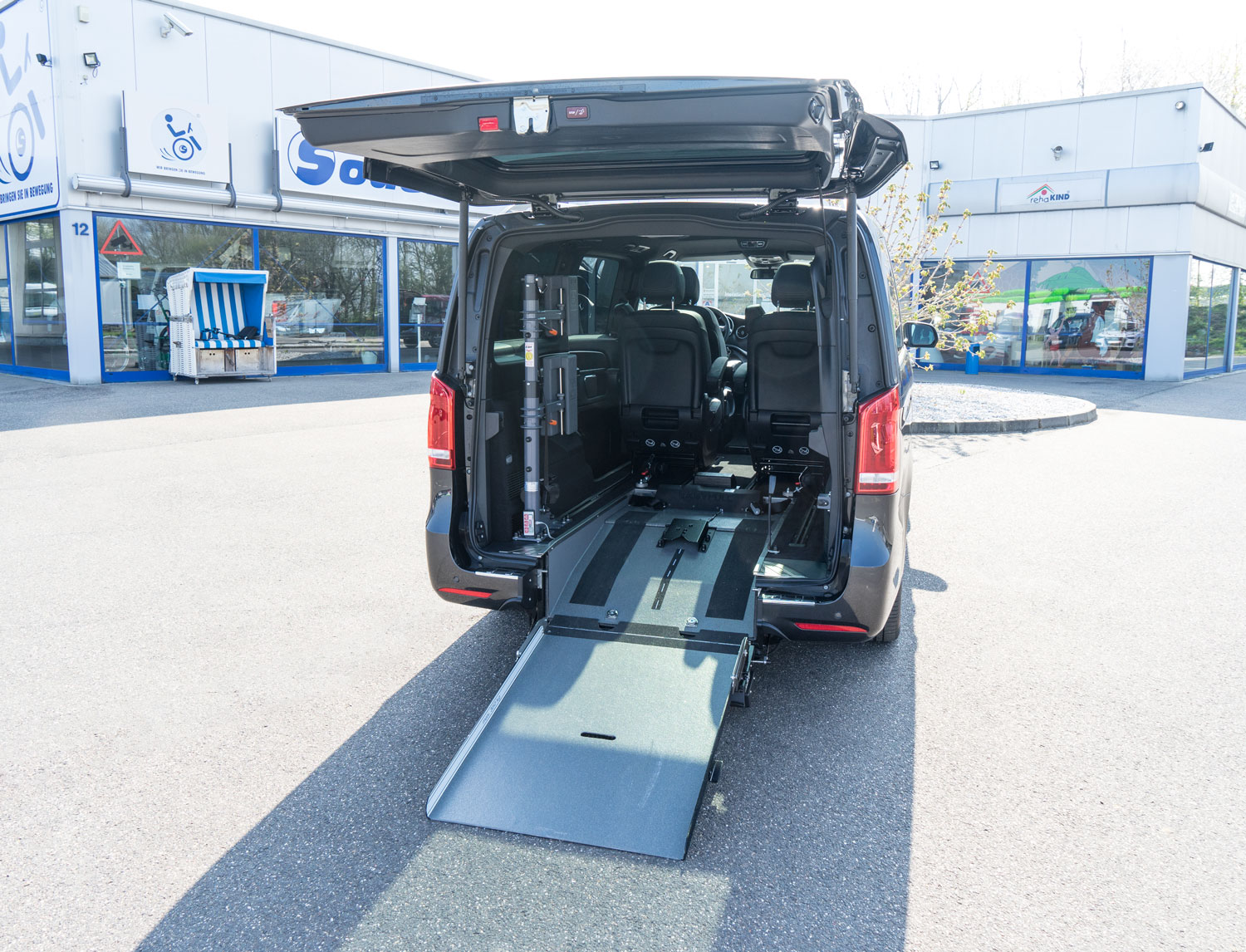 Behindertengerechter Mercedes Benz V 300 D, Beifahrerumbau, Heckeinstieg, Future safe, Kopf- Rückenstütze, Dockingstation, Gegensprechanlage, Sodermanns