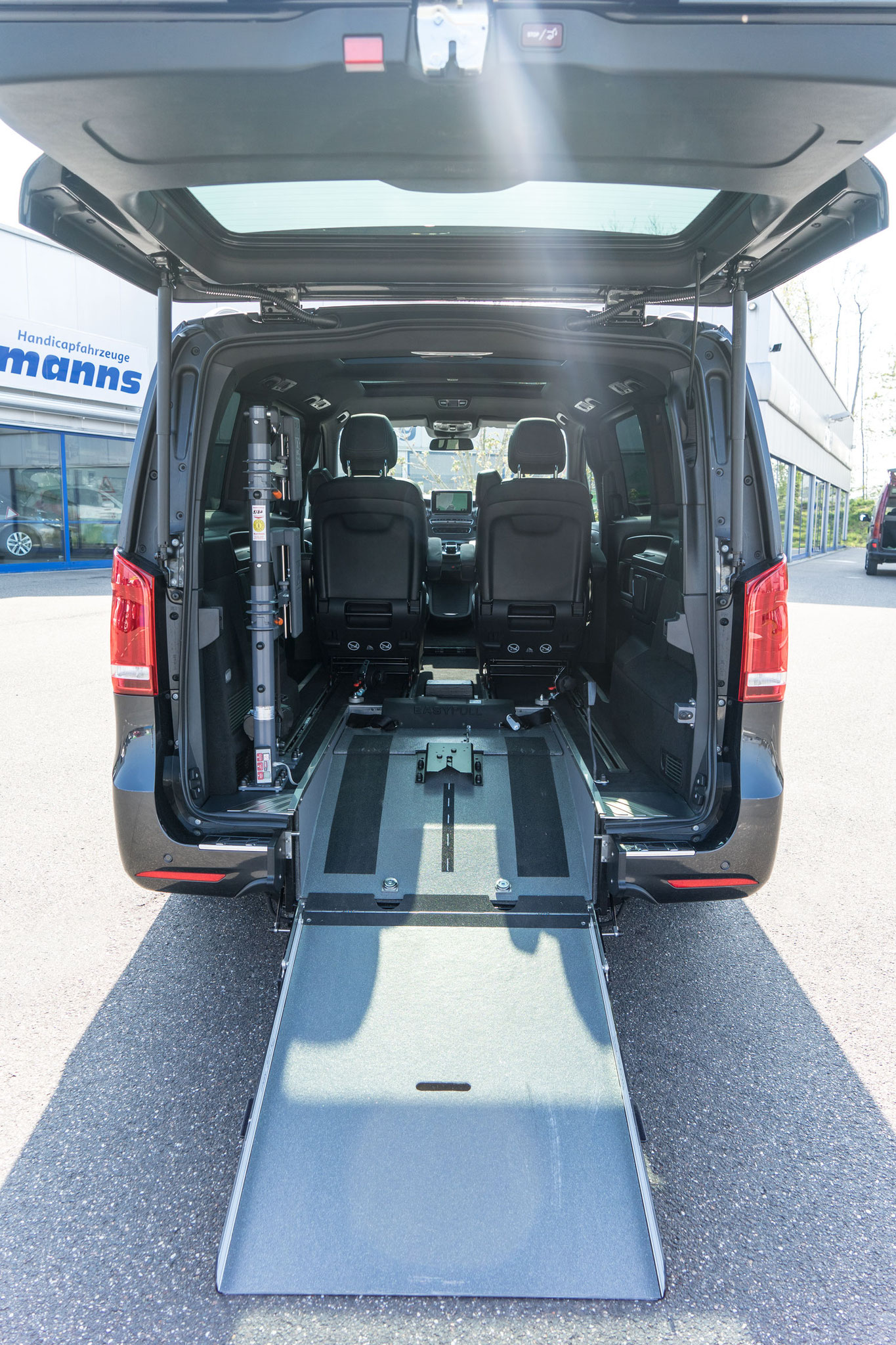 Behindertengerechter Mercedes Benz V 300 D, Beifahrerumbau, Heckeinstieg, Future safe, Kopf- Rückenstütze, Dockingstation, Gegensprechanlage, Sodermanns