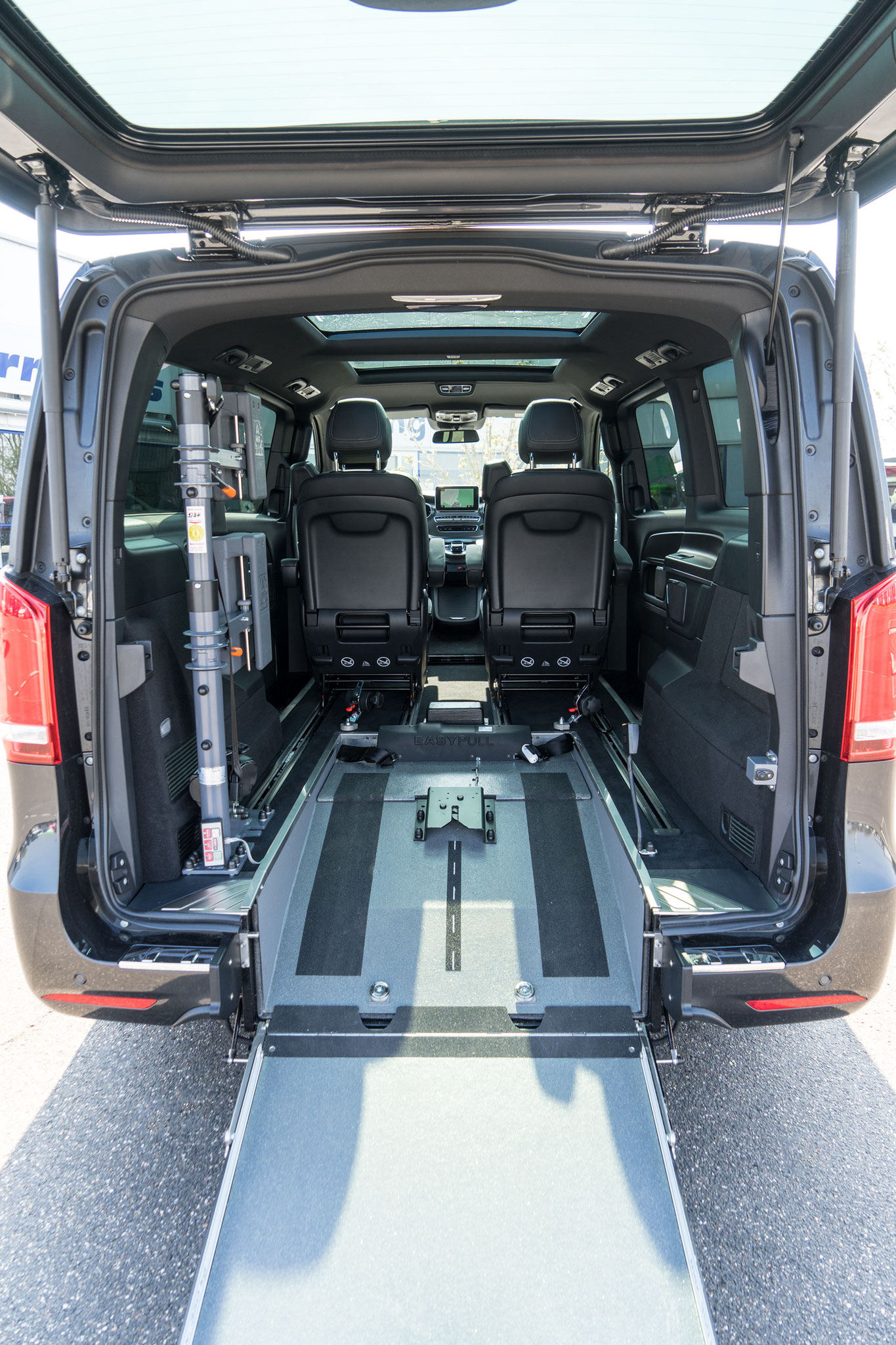 Behindertengerechter Mercedes Benz V 300 D, Beifahrerumbau, Heckeinstieg, Future safe, Kopf- Rückenstütze, Dockingstation, Gegensprechanlage, Sodermanns