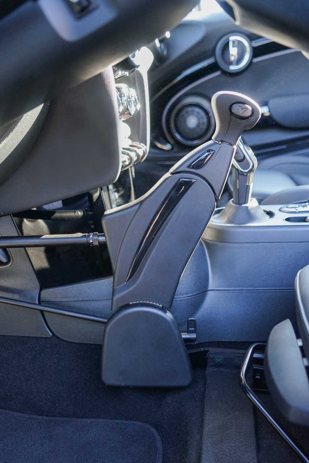 Behindertengerechter Mini Cooper, Selbstfahrerumbaum MFD, Handgerät Gas Bremse, Pedalabdeckung, Sodermanns