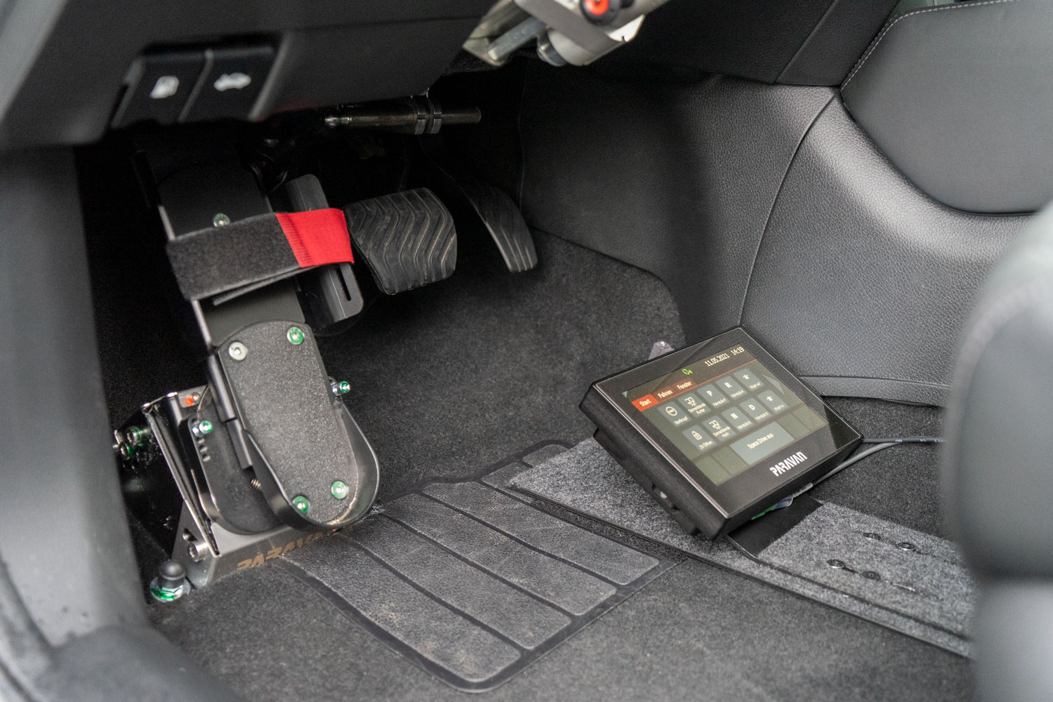 Behindertengerechter Nissan X-Trail, Selbstfahrer, Space Drive System, Sprachsteuerung, Fußlenkung, Bleeper, Autofahren ohne Arme, Sodermanns