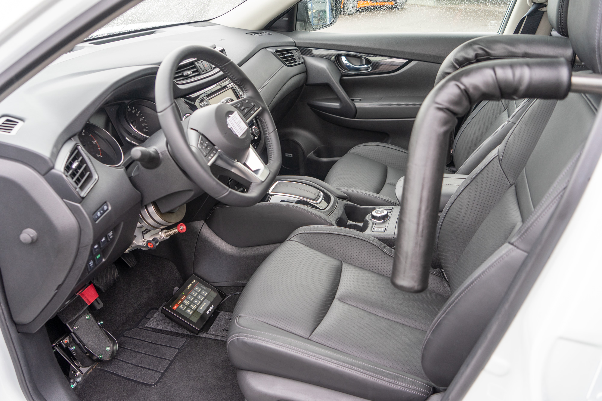 Behindertengerechter Nissan X-Trail, Selbstfahrer, Space Drive System, Sprachsteuerung, Fußlenkung, Bleeper, Autofahren ohne Arme, Sodermanns