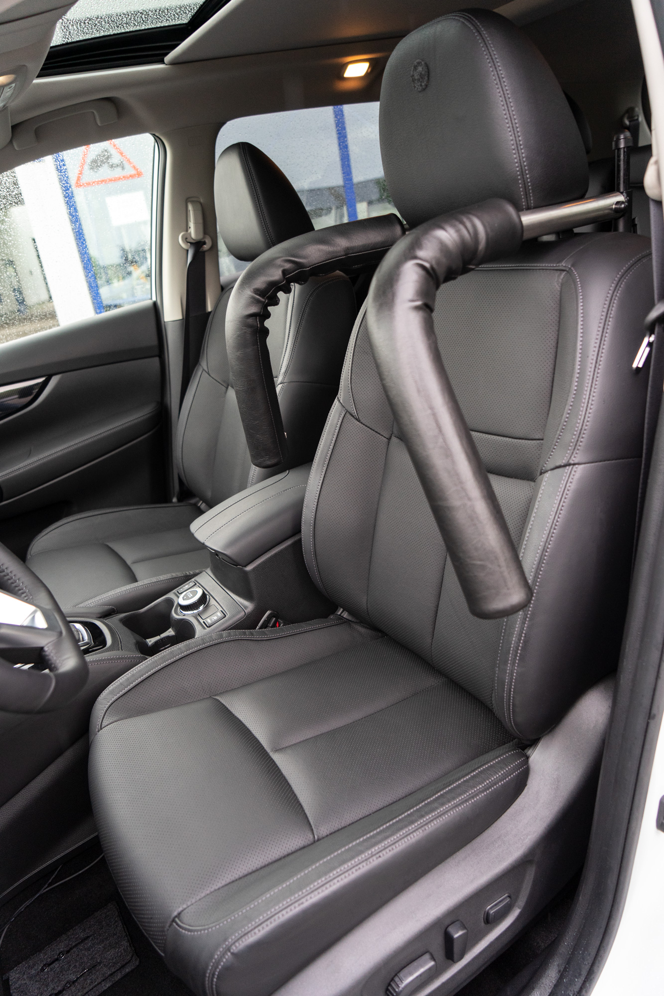 Behindertengerechter Nissan X-Trail, Selbstfahrer, Space Drive System, Sprachsteuerung, Fußlenkung, Bleeper, Autofahren ohne Arme, Sodermanns