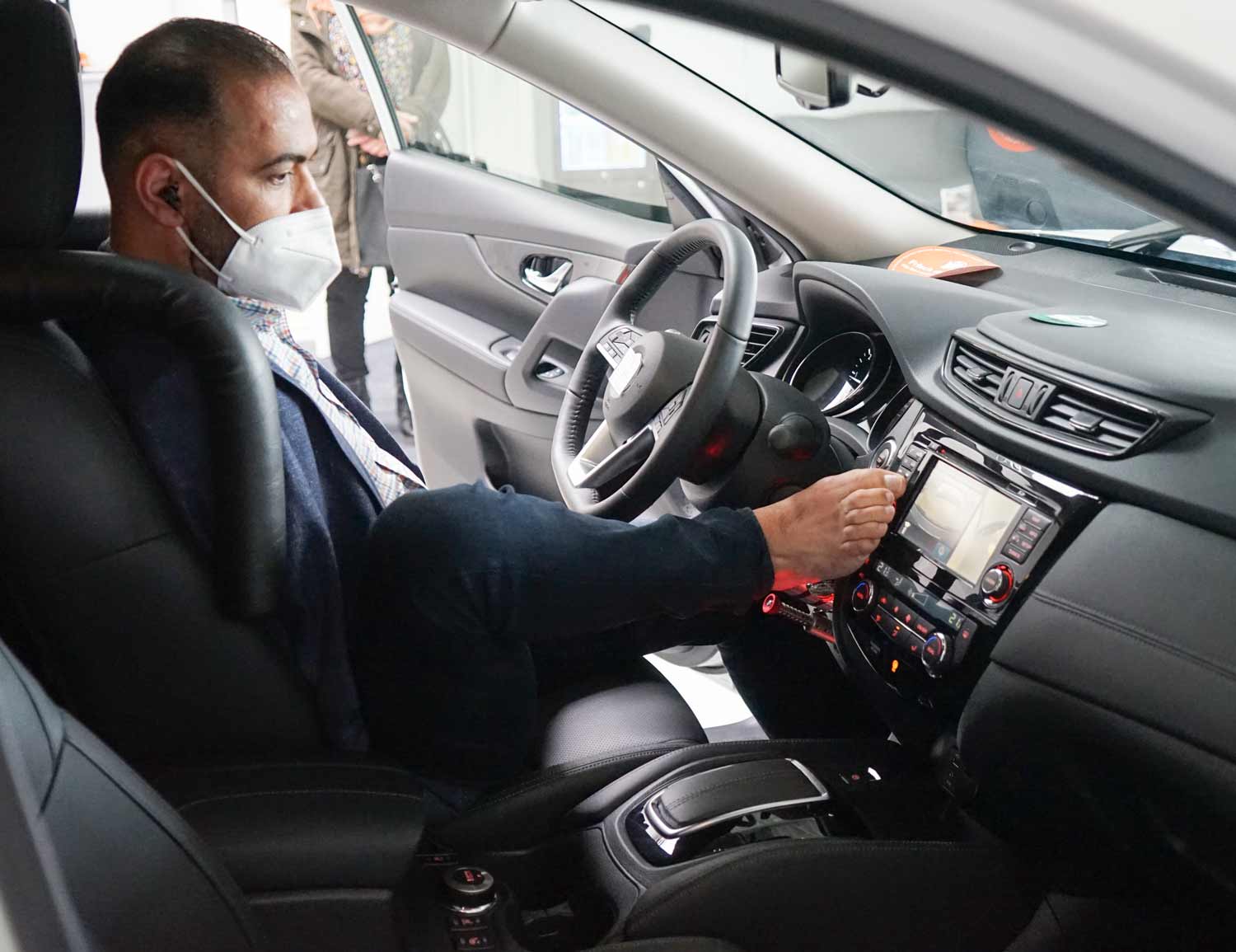 Behindertengerechter Nissan X-Trail, Selbstfahrer, Space Drive System, Sprachsteuerung, Fußlenkung, Bleeper, Autofahren ohne Arme, Sodermanns