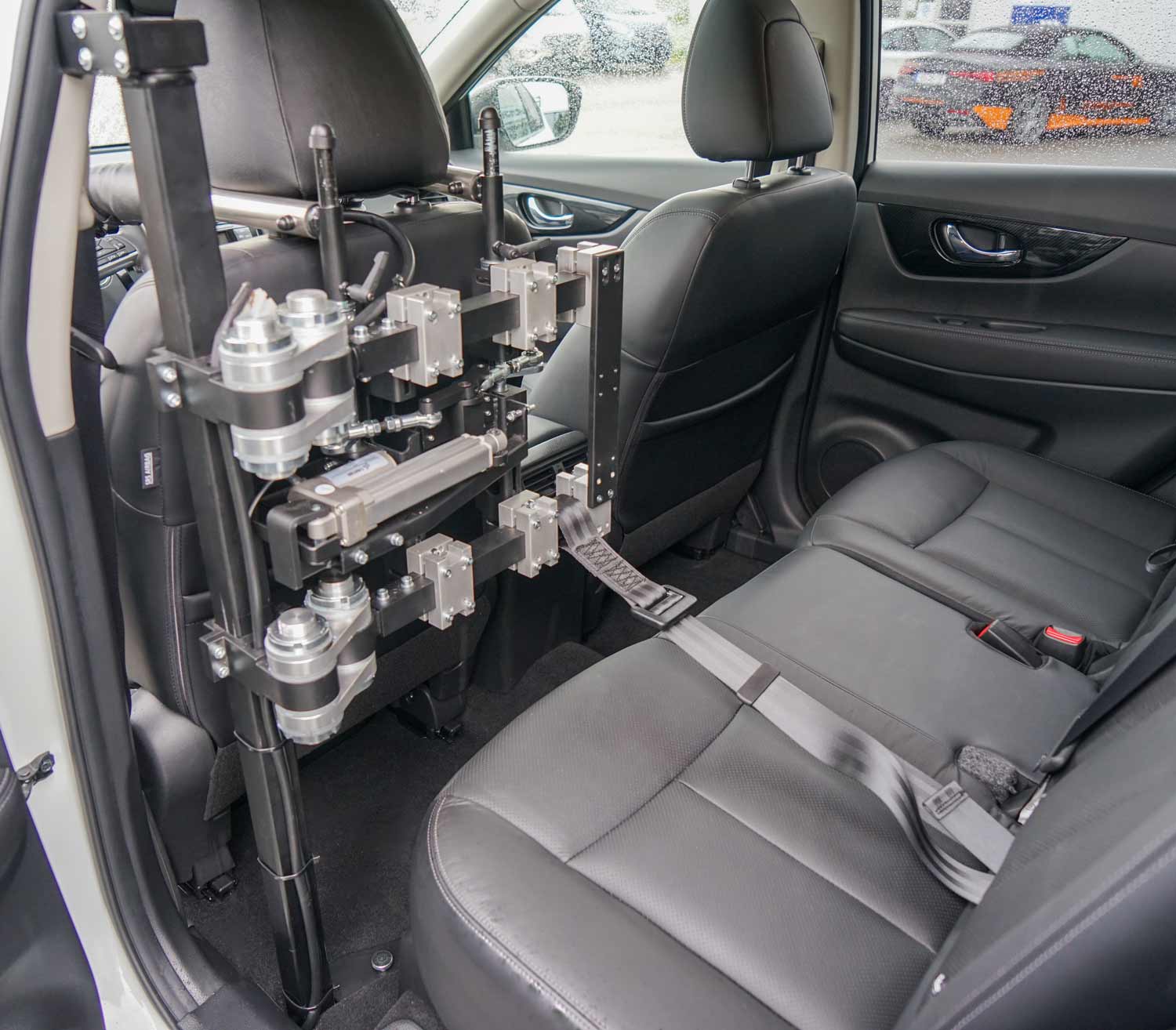 Behindertengerechter Nissan X-Trail, Selbstfahrer, Space Drive System, Sprachsteuerung, Fußlenkung, Bleeper, Autofahren ohne Arme, Sodermanns