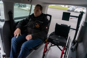 Behindertengerechter Opel Vivaro L3, Beifahrerumbau, Heckausschnitt, Dreh- Klappsitz, Sodermanns