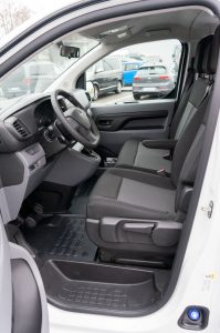 Behindertengerechter Opel Vivaro L3, Beifahrerumbau, Heckausschnitt, Dreh- Klappsitz, Sodermanns