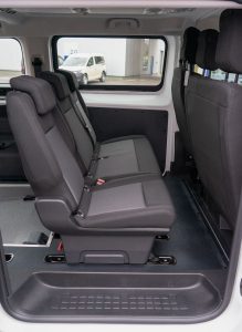 Behindertengerechter Opel Vivaro L3, Beifahrerumbau, Heckausschnitt, Dreh- Klappsitz, Sodermanns