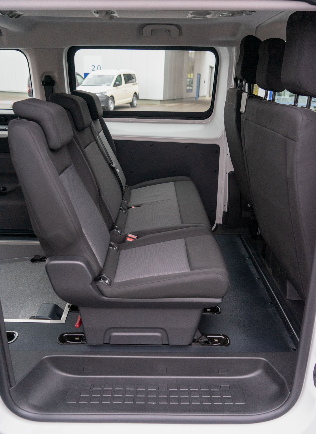 Behindertengerechter Opel Vivaro L3, Beifahrerumbau, Heckausschnitt, Dreh- Klappsitz, Sodermanns