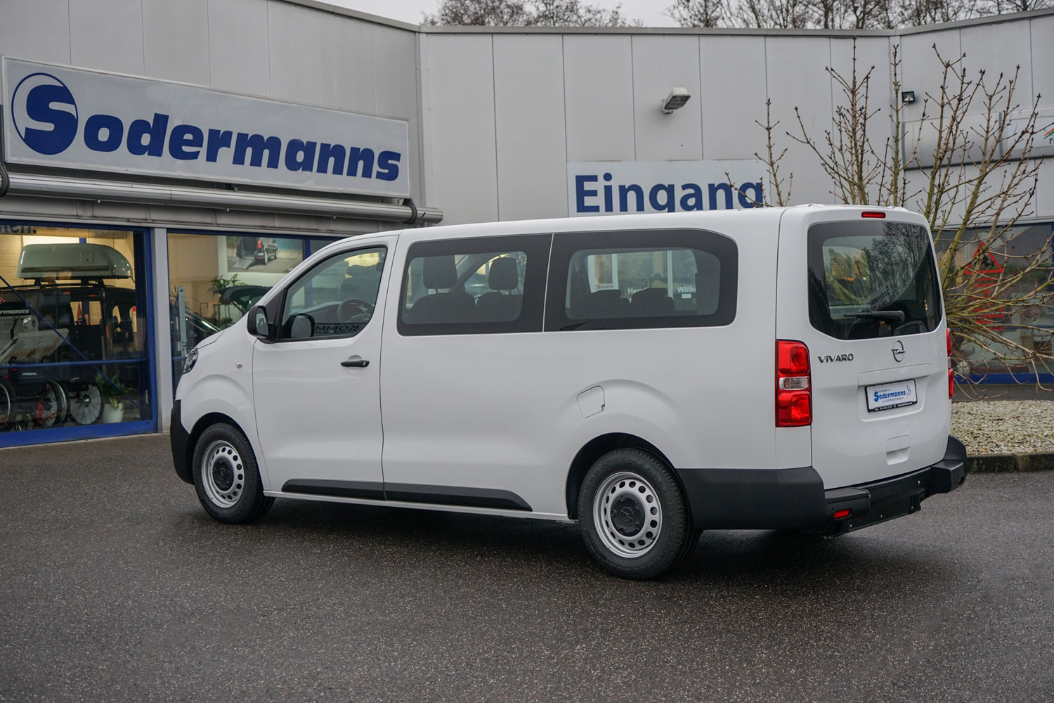 Behindertengerechter Opel Vivaro L3, Beifahrerumbau, Heckausschnitt, Dreh- Klappsitz, Sodermanns