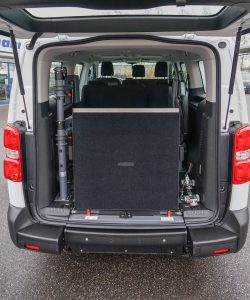 Behindertengerechter Opel Vivaro L3, Beifahrerumbau, Heckausschnitt, Dreh- Klappsitz, Sodermanns