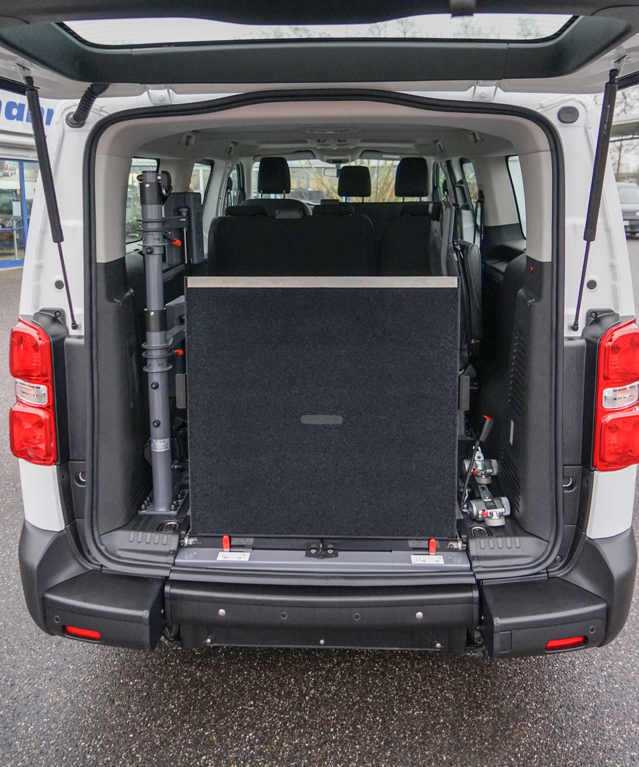 Behindertengerechter Opel Vivaro L3, Beifahrerumbau, Heckausschnitt, Dreh- Klappsitz, Sodermanns