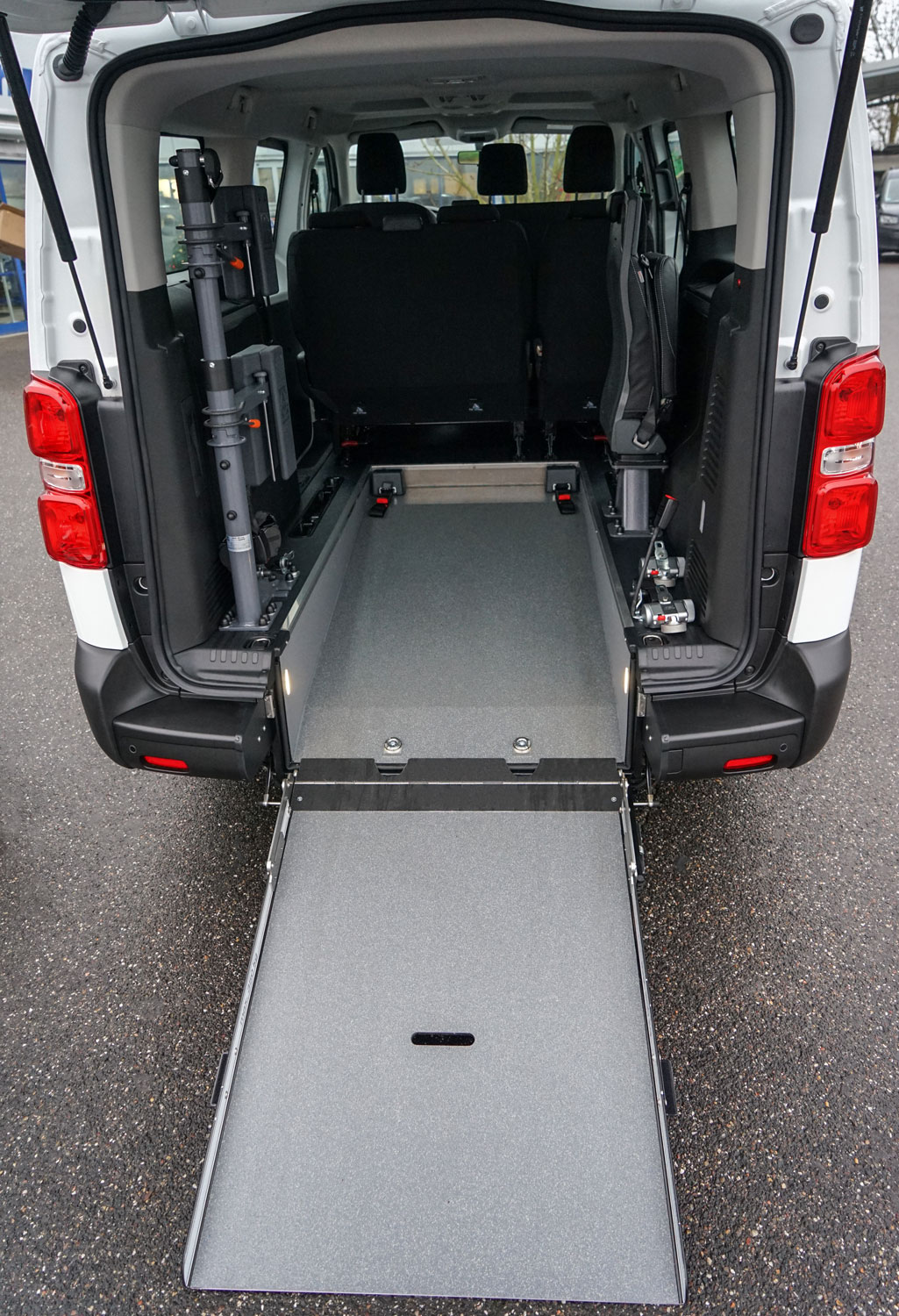 Behindertengerechter Opel Vivaro L3, Beifahrerumbau, Heckausschnitt, Dreh- Klappsitz, Sodermanns