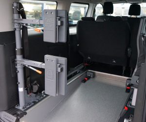 Behindertengerechter Opel Vivaro L3, Beifahrerumbau, Heckausschnitt, Dreh- Klappsitz, Sodermanns