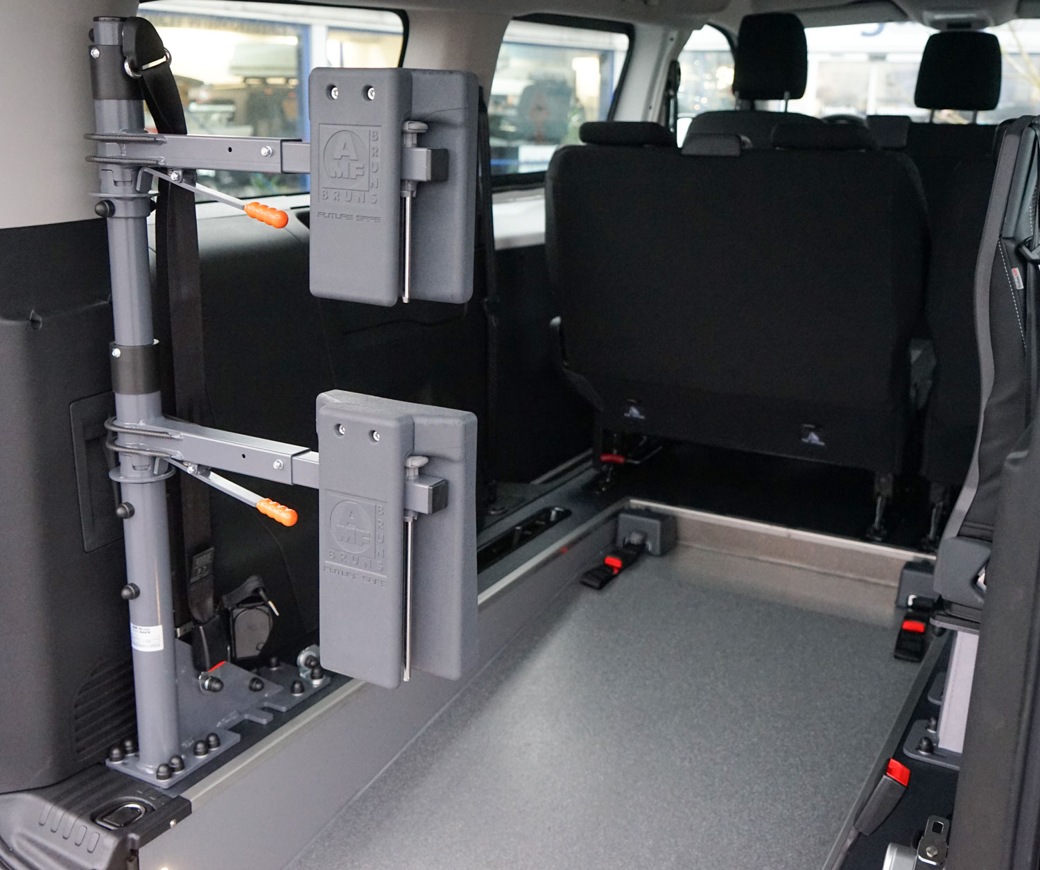 Behindertengerechter Opel Vivaro L3, Beifahrerumbau, Heckausschnitt, Dreh- Klappsitz, Sodermanns