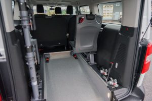 Behindertengerechter Opel Vivaro L3, Beifahrerumbau, Heckausschnitt, Dreh- Klappsitz, Sodermanns