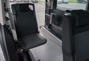 Behindertengerechter Opel Vivaro L3, Beifahrerumbau, Heckausschnitt, Dreh- Klappsitz, Sodermanns