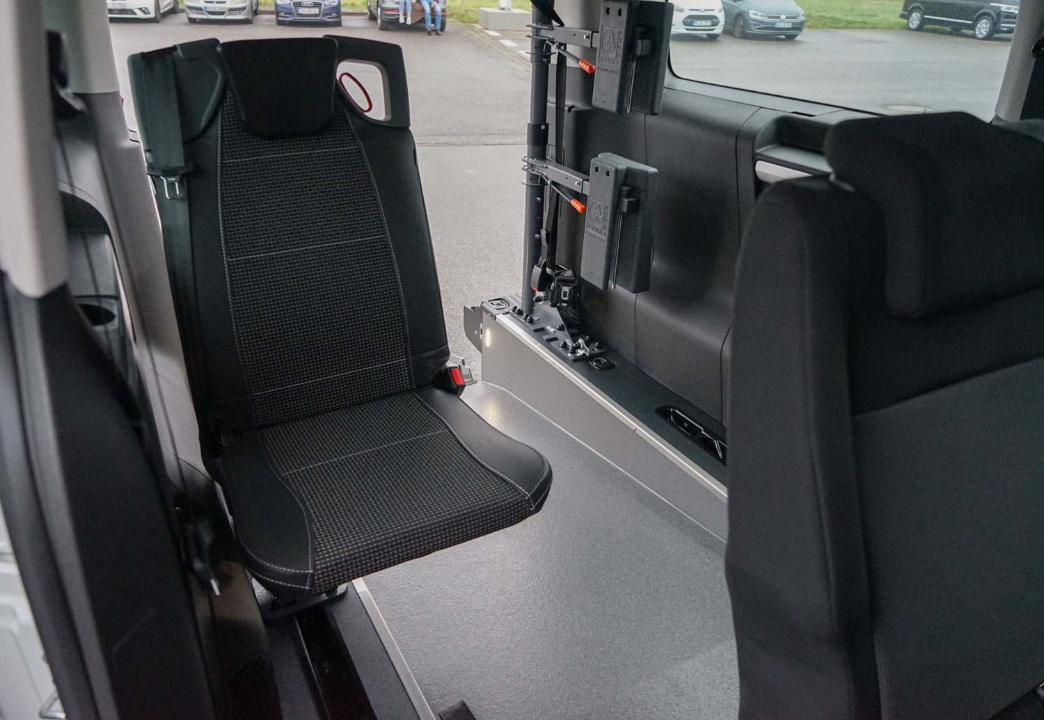 Behindertengerechter Opel Vivaro L3, Beifahrerumbau, Heckausschnitt, Dreh- Klappsitz, Sodermanns