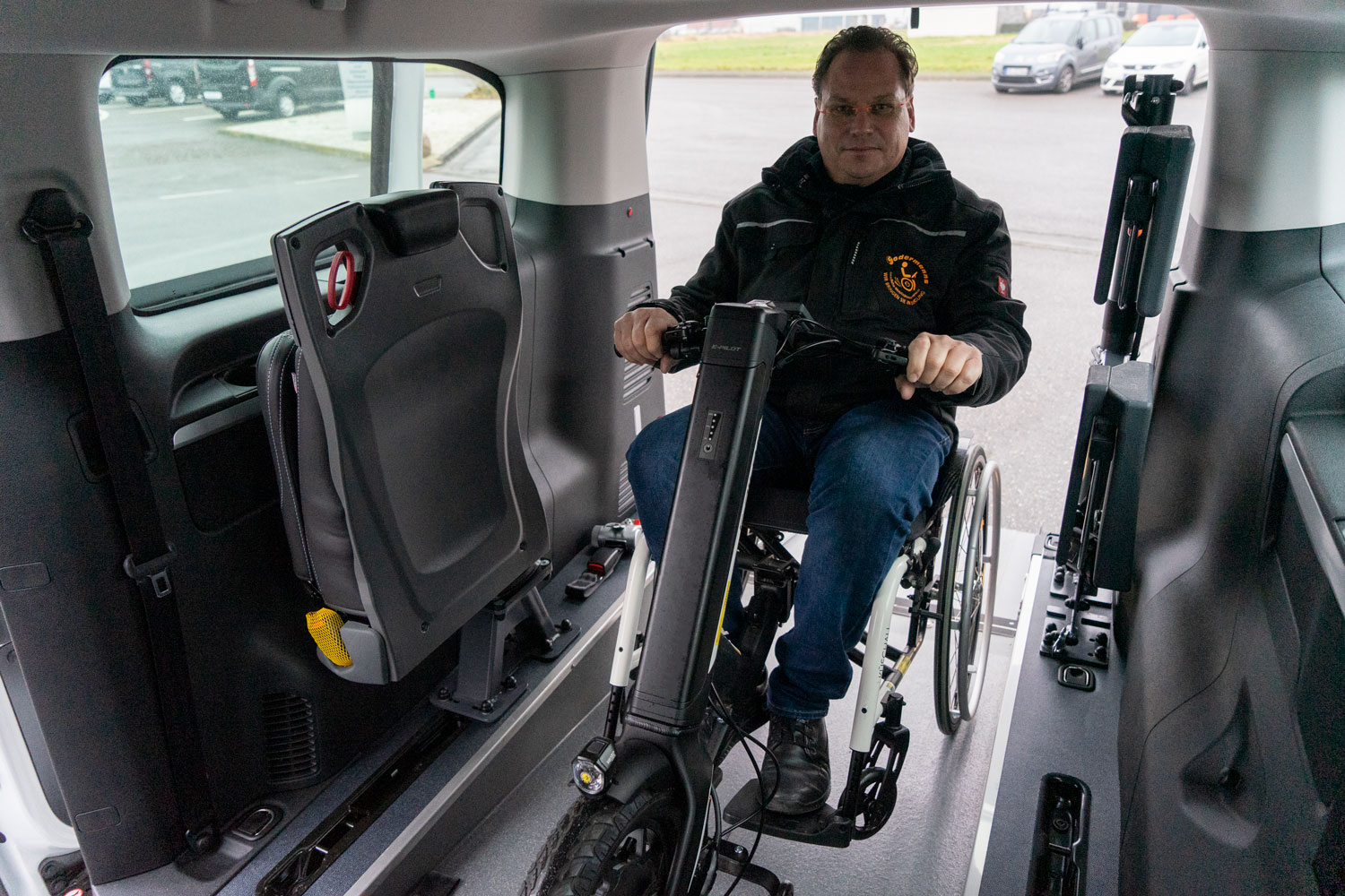 Behindertengerechter Opel Vivaro L3, Beifahrerumbau, Heckausschnitt, Dreh- Klappsitz, Sodermanns