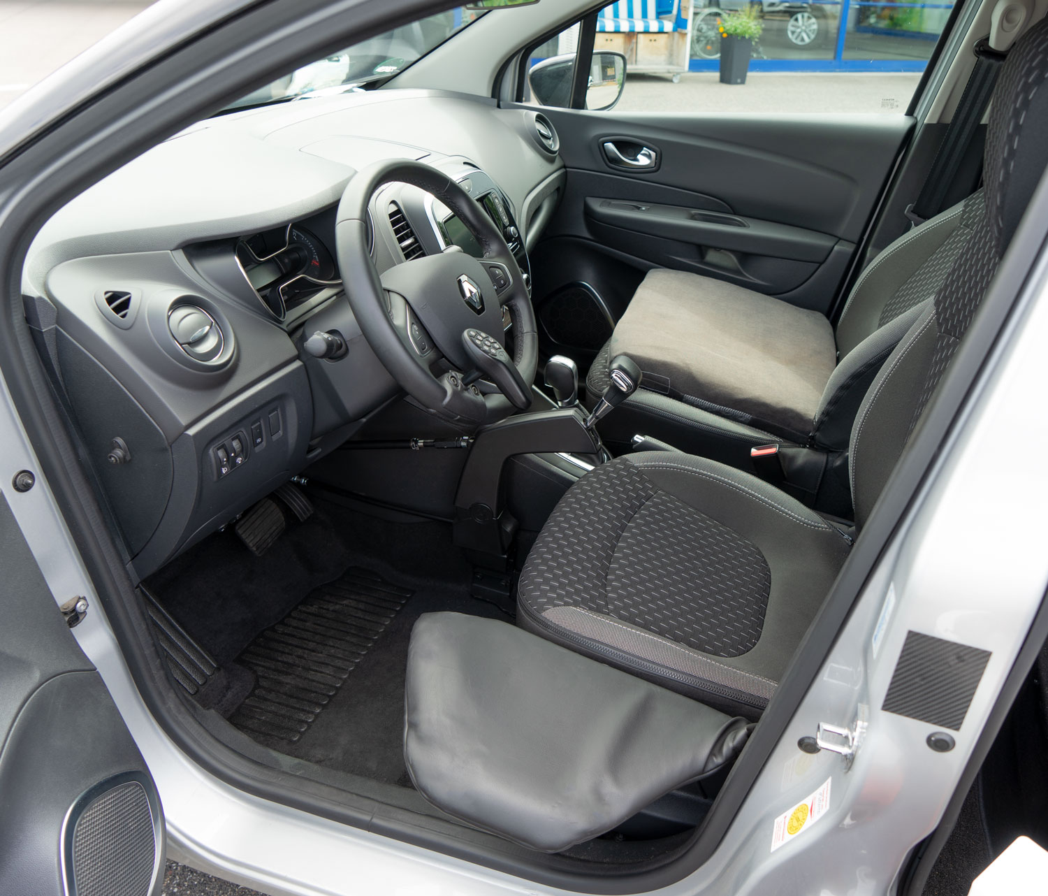 Behindertengerechter Renault Captur, Selbstfahrerumbau, erster Mini SUV. rollstuhlgerecht, drei vollwertige sitzplätze, Sodermanns