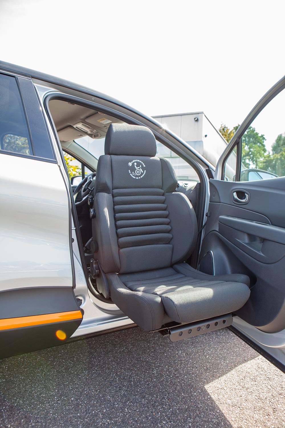 Behindertengerechter Renault Captur, Selbstfahrerumbau, erster Mini SUV. rollstuhlgerecht, drei vollwertige sitzplätze, Sodermanns