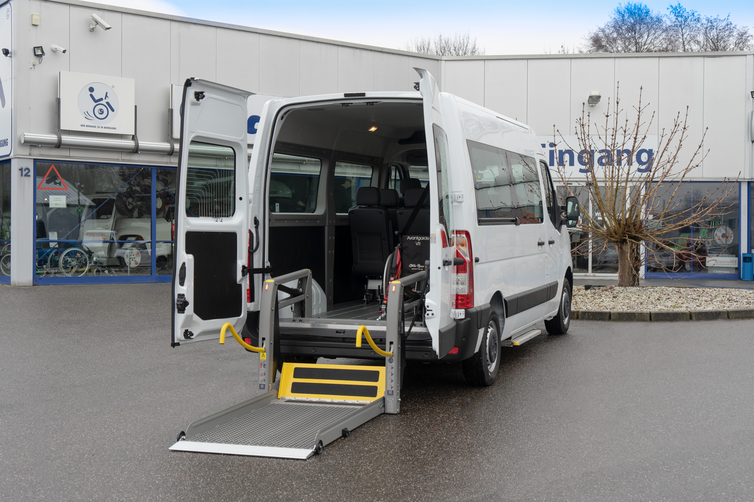 Behindertengerechter Renault Master, Beifahrerumbau, Hecklift, automatische Trittstufe, Smartfloorboden, Sodermanns