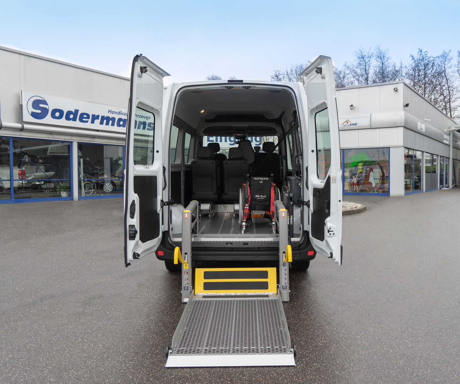 Behindertengerechter Renault Master, Beifahrerumbau, Hecklift, automatische Trittstufe, Smartfloorboden, Sodermanns