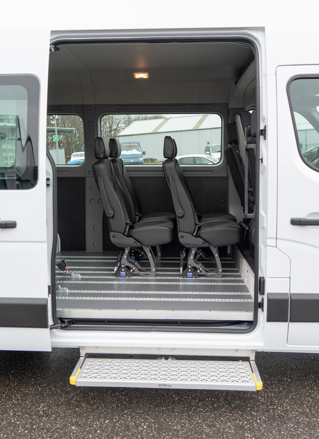Behindertengerechter Renault Master, Beifahrerumbau, Hecklift, automatische Trittstufe, Smartfloorboden, Sodermanns