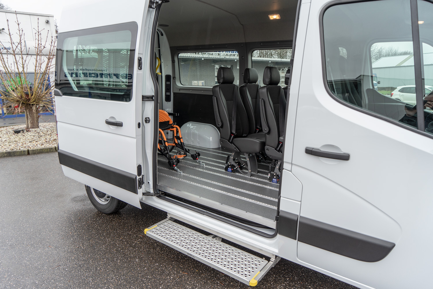 Behindertengerechter Renault Master, Beifahrerumbau, Hecklift, automatische Trittstufe, Smartfloorboden, Sodermanns