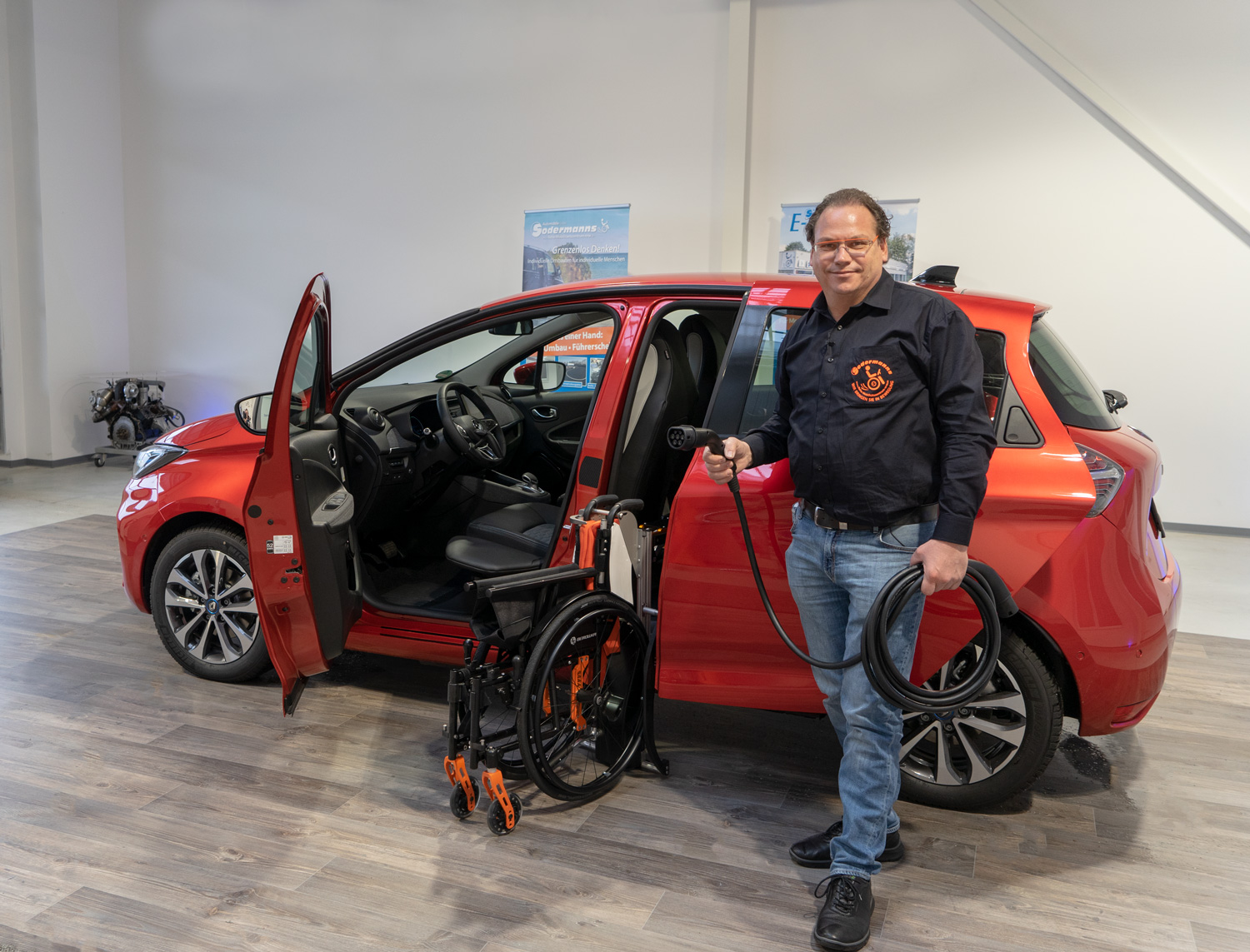 Behindertengerechter Renault Zoe, Elektro, Selbstfahrerumbau, MFD, Ladeboy S2, Rutschbrett, elektronisches Linksgas, Sodermanns