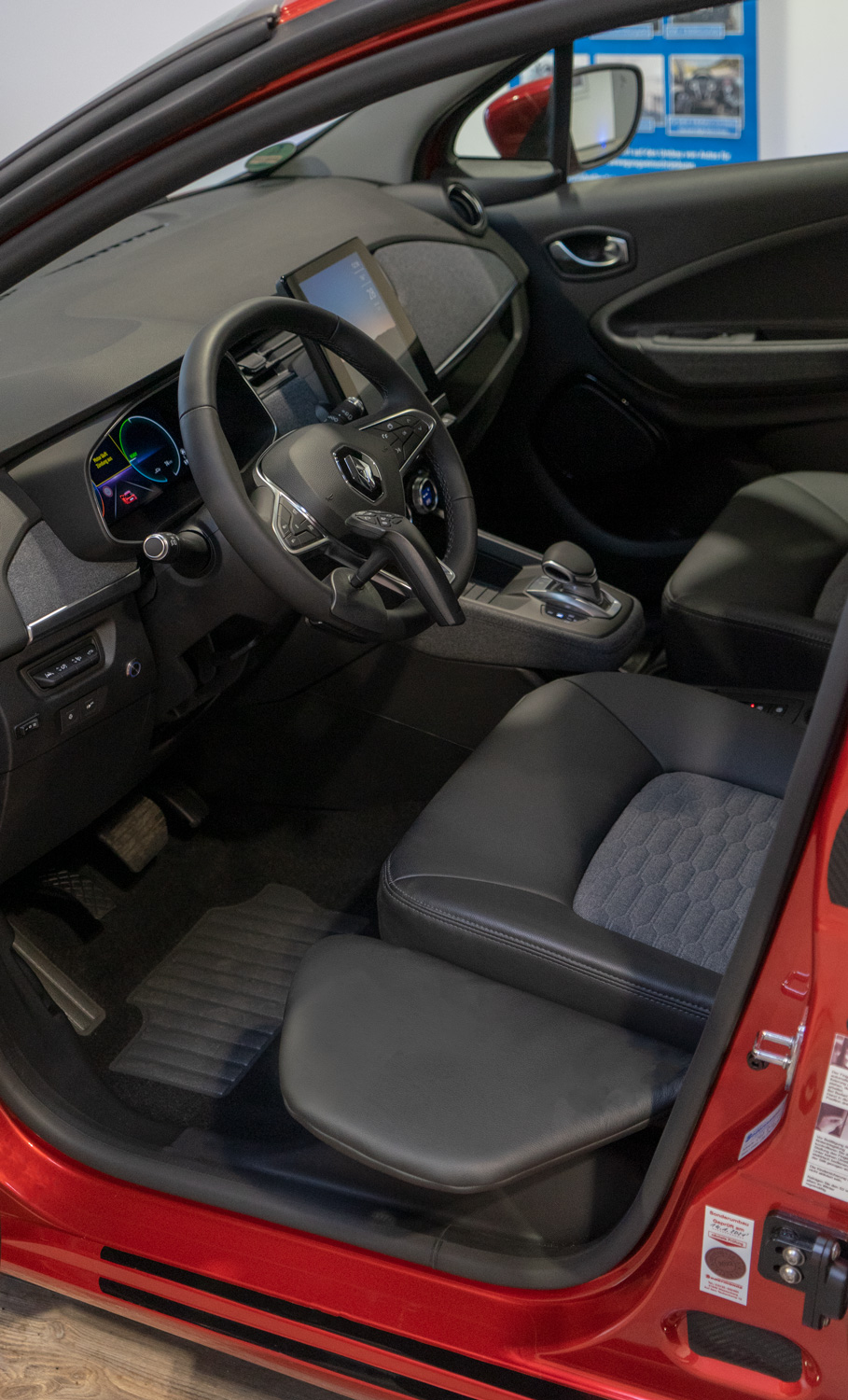 Behindertengerechter Renault Zoe, Elektro, Selbstfahrerumbau, MFD, Ladeboy S2, Rutschbrett, elektronisches Linksgas, Sodermanns