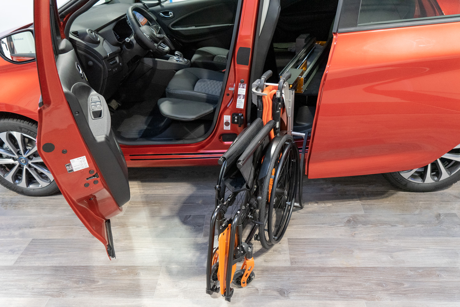 Behindertengerechter Renault Zoe, Elektro, Selbstfahrerumbau, MFD, Ladeboy S2, Rutschbrett, elektronisches Linksgas, Sodermanns