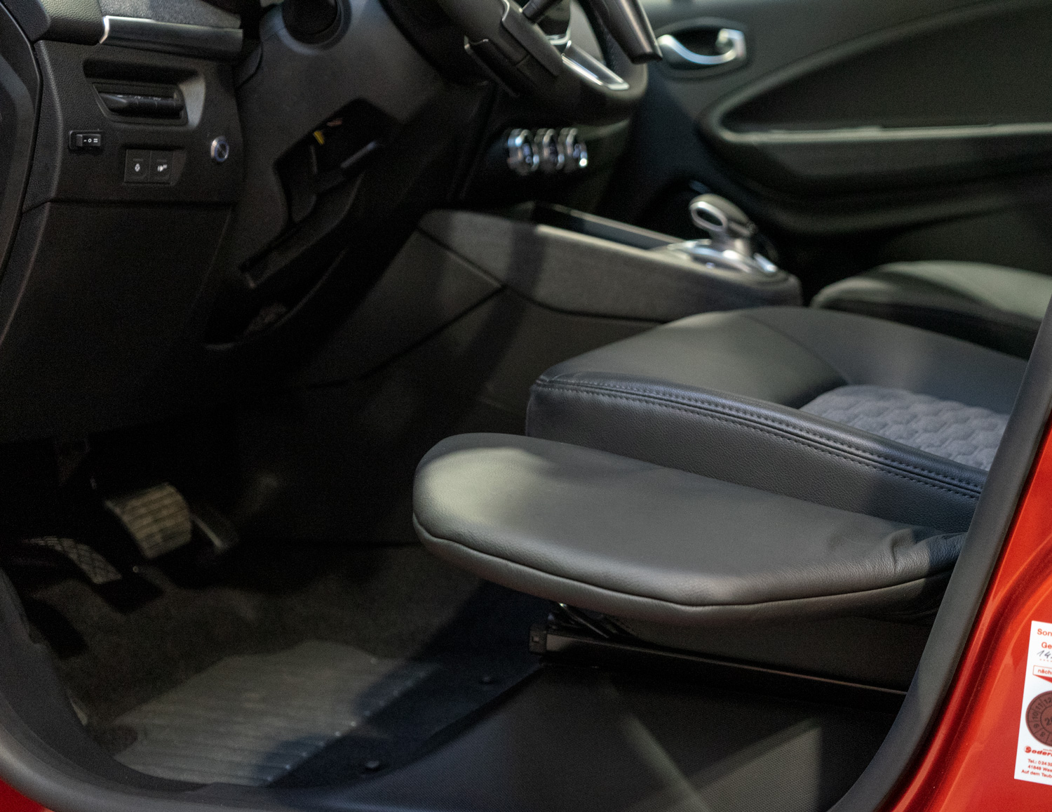 Behindertengerechter Renault Zoe, Elektro, Selbstfahrerumbau, MFD, Ladeboy S2, Rutschbrett, elektronisches Linksgas, Sodermanns