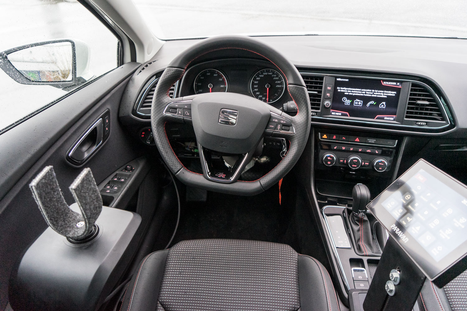 Behindertengerechter Seat Leon, Selbstfahrerumbau, Space Drive, 2 Wege Lenkjoystick, Sodermanns