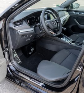 Behindertengerechter Skoda Octavia, Selbstfahrerumbau, MFD, Gasring, Rutschbrett, Pedalsperre, Sodermanns