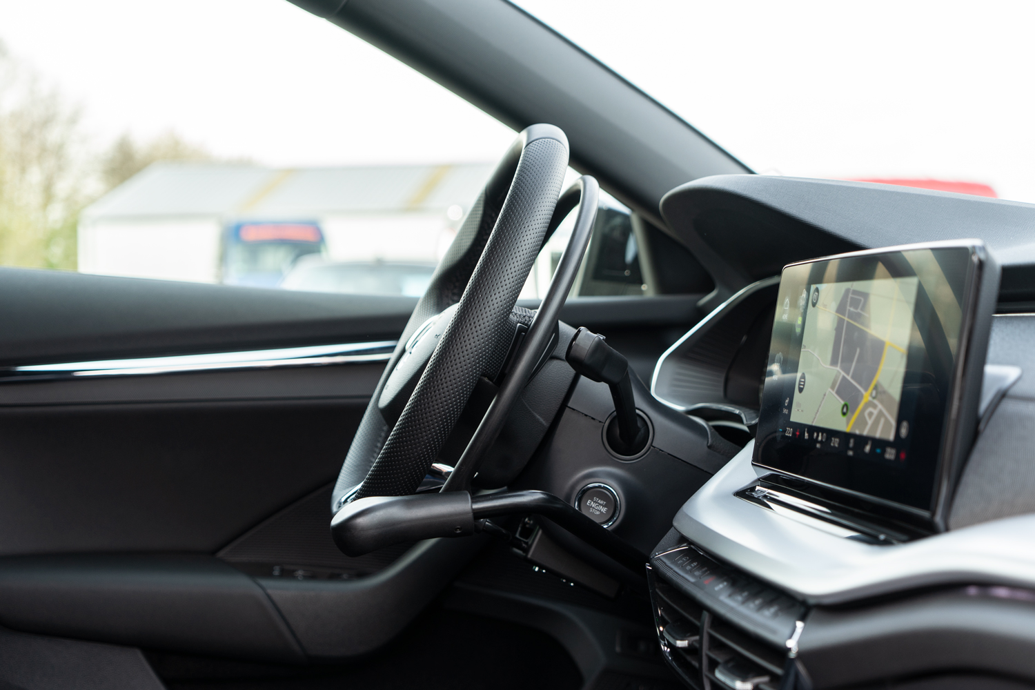 Behindertengerechter Skoda Octavia, Selbstfahrerumbau, MFD, Gasring, Rutschbrett, Pedalsperre, Sodermanns